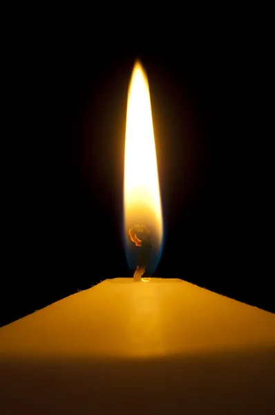 Kerzenflamme in der Nacht Nahaufnahme — Stockfoto