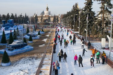 Buz pateni pisti VDKNh (tüm-Rusya Sergi Merkezi), Moskova, Rusya üzerinde insanlar. Dünyanın en büyük buz pateni pisti olduğunu