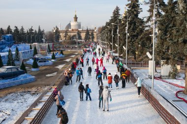 Buz pateni pisti VDKNh (tüm-Rusya Sergi Merkezi), Moskova, Rusya üzerinde insanlar. Dünyanın en büyük buz pateni pisti olduğunu