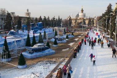 Buz pateni pisti VDKNh (tüm-Rusya Sergi Merkezi), Moskova, Rusya üzerinde insanlar. Dünyanın en büyük buz pateni pisti olduğunu