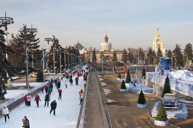 Buz pateni pisti VDKNh (tüm-Rusya Sergi Merkezi), Moskova, Rusya üzerinde insanlar. Dünyanın en büyük buz pateni pisti olduğunu