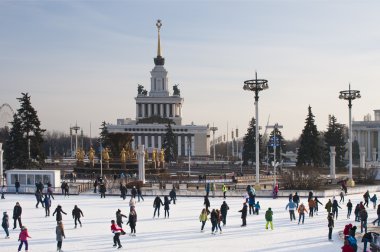 Buz pateni pisti VDKNh (tüm-Rusya Sergi Merkezi), Moskova, Rusya üzerinde insanlar. Dünyanın en büyük buz pateni pisti olduğunu