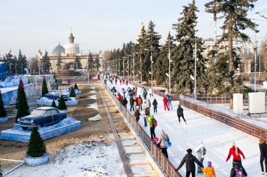 Buz pateni pisti VDKNh (tüm-Rusya Sergi Merkezi), Moskova, Rusya üzerinde insanlar. Dünyanın en büyük buz pateni pisti olduğunu