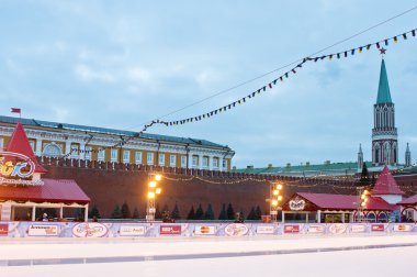 Sakız buz pateni pisti kırmızı kare üzerinde 10 Mart 1 Aralık açıktır ve 450 kişi Moskova, Rusya.