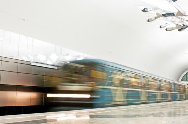 Tren, Metro İstasyonu Troparevo, Moskova, Rusya geliyor. Troparevo 08 Aralık 2014 açıldı