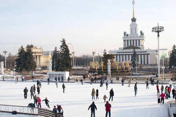 Personas en la pista de patinaje en VDNKh (Centro de Exposiciones de toda Rusia), Moscú, Rusia. Es la pista de hielo más grande del mundo —  Fotos de Stock