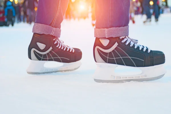 Schaatser op de ijsbaan bij zonsondergang — Stockfoto