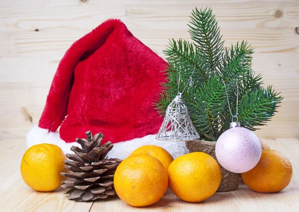 Tarjeta de Navidad con sombrero de Santa Claus sobre fondo de madera — Foto de Stock