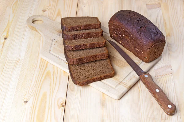 Roggenbrot auf hölzernem Hintergrund — Stockfoto