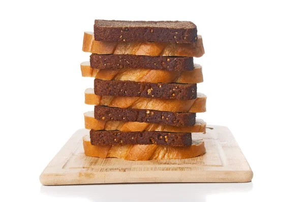 まな板の上のパンのカット スライス — ストック写真