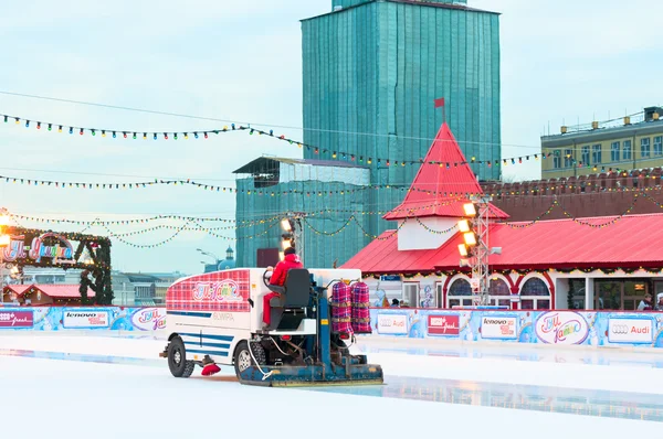 Αυτοκίνητο πολωνική πάγου επί των ούλων πατινάζ παγοδρόμιο στο κόκκινη πλατεία είναι ανοιχτή από 1η Δεκεμβρίου μέχρι 10 Μαρτίου και περιέχει 450 άτομα στη Μόσχα, Ρωσία. — Φωτογραφία Αρχείου