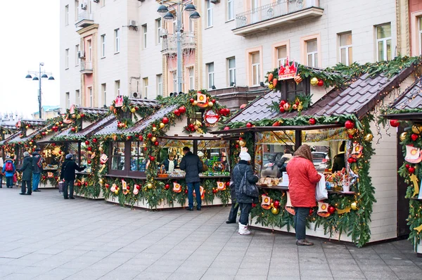 Рождественская ярмарка в центре Москвы — стоковое фото