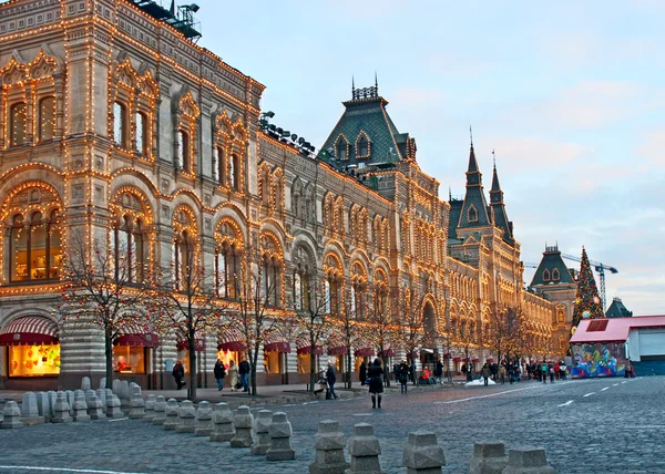 Рождественская ярмарка в универмаге ГУМ в Москве, Красная площадь, Россия — стоковое фото