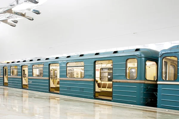 Comboio de metrô na estação de metrô Troparevo em Moscou, Rússia. Troparevo foi inaugurado 08 Dezembro 2014 — Fotografia de Stock