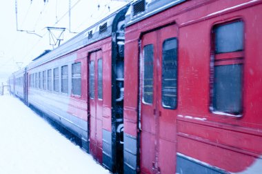 Elektrikli tren kar yağışı