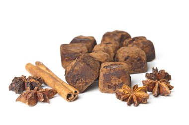 Çikolata truffles ve beyaz zemin üzerine tarçın