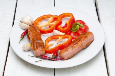 Izgara sosis tabakta biber ile