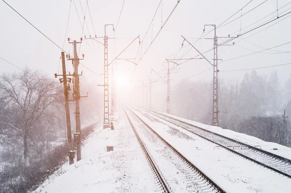Gün batımında kış ormanlarında demiryolu — Stok fotoğraf