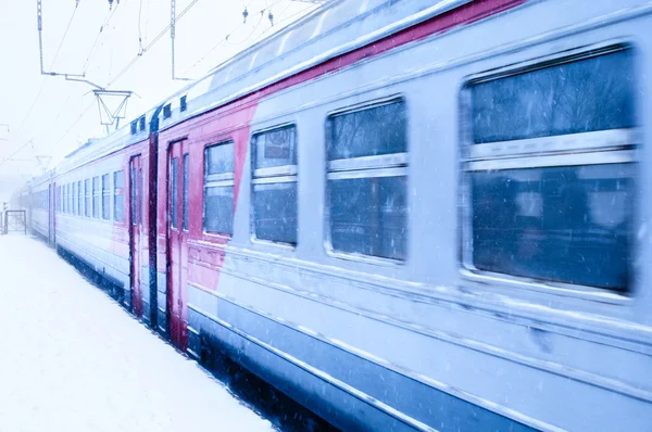 Train dans une tempête de neige au quai du chemin de fer — Photo