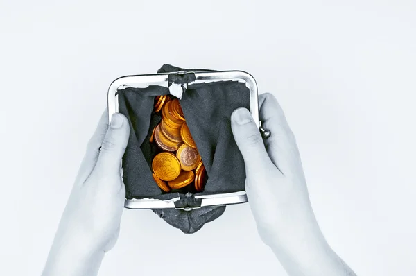 Mãos femininas segurando uma bolsa antiga. Imagem tonificada — Fotografia de Stock