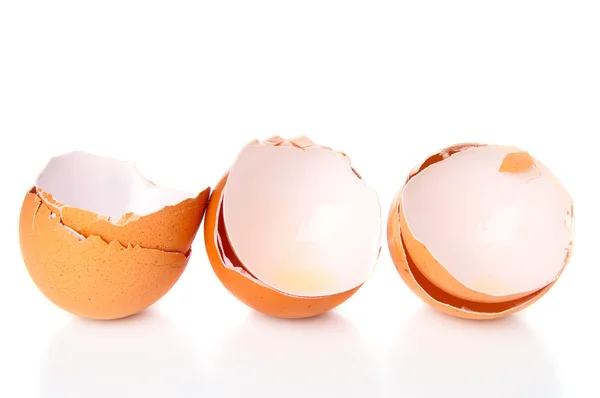 Cáscaras de huevo agrietadas sobre fondo blanco — Foto de Stock