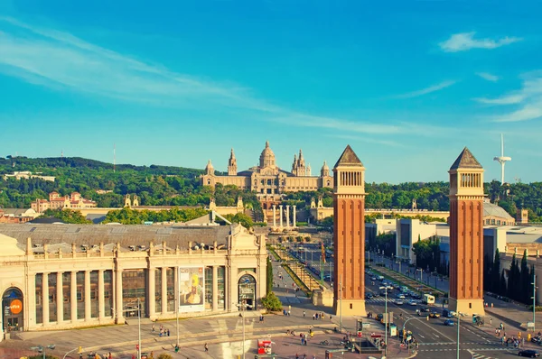 Vue sur la Plaza Espana avec les deux tours vénitiennes à l'entrée et le musée national de Barcelone — Photo