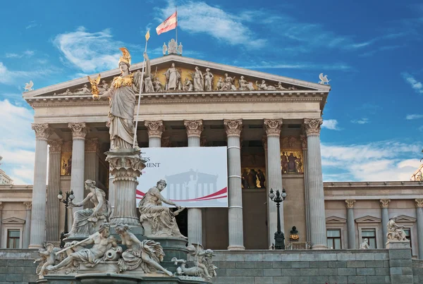 帕拉斯雅典娜喷泉前面，奥地利议会在维也纳，奥地利 — 图库照片