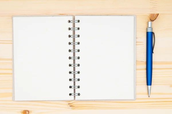 Papel espiral notebook e caneta close-up — Fotografia de Stock