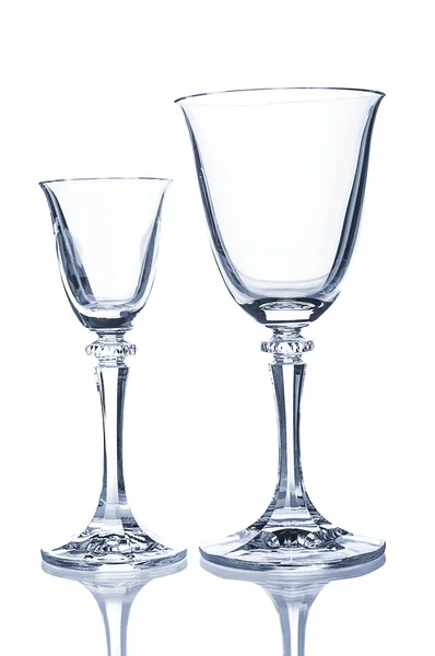 Deux verres à vin sur fond blanc — Photo