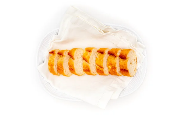 Pão fatiado de pão em cesta sobre fundo branco — Fotografia de Stock