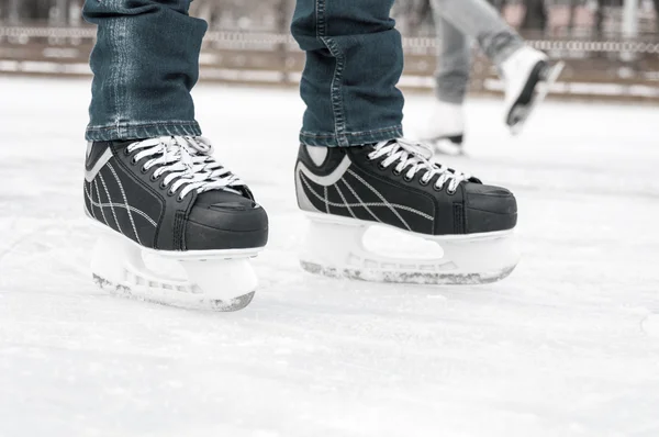 Patinador na pista de patinação — Fotografia de Stock