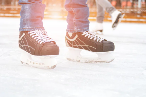 Homem pés na pista de patinação — Fotografia de Stock