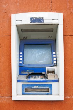 Eski Atm kırmızı duvara kirli.