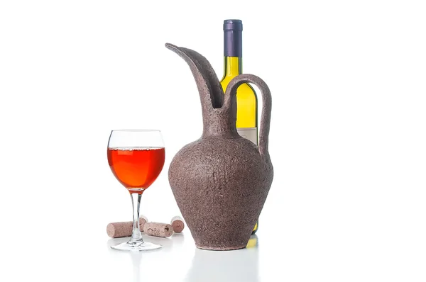 Botella de vino, jarra y vaso sobre fondo blanco — Foto de Stock