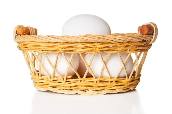 Bílá vejce v košíku — Stock fotografie