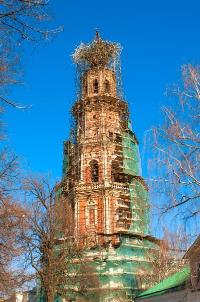 Convento Novodevichy en Moscú. Campanario quemado — Foto de Stock