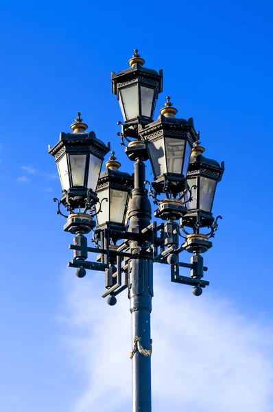 Lâmpada de rua no fundo céu azul — Fotografia de Stock