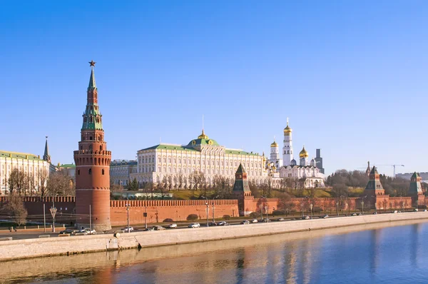 El Kremlin de Moscú. Vista de la Torre Vodovzvodnaya desde el Gran Puente de Piedra —  Fotos de Stock