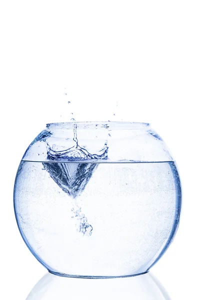 Aquário vazio com respingo de água isolado no fundo branco — Fotografia de Stock
