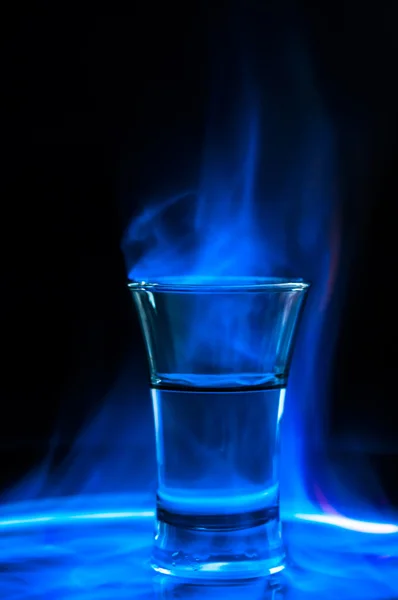 Glas med flammande coctail — Stockfoto