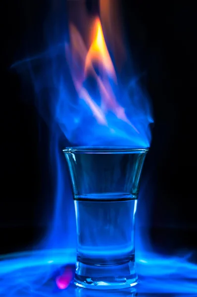 Brandende drankje in shot glas — Stockfoto