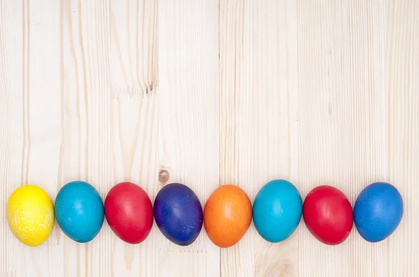 Huevos de Pascua sobre fondo de madera —  Fotos de Stock