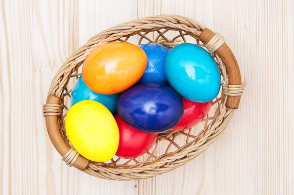 Cesto con uova di Pasqua — Foto Stock