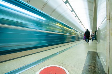 Hareketli tren ve Metro İstasyonu'na yolcu