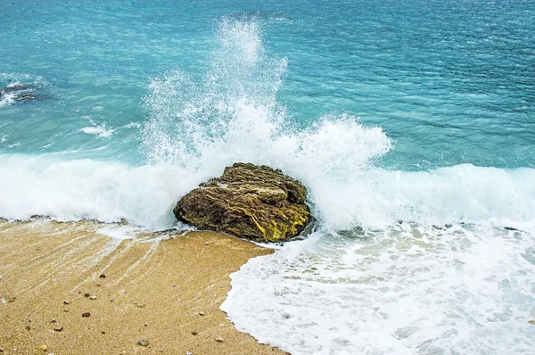 Meereswellen krachen gegen den Felsen — Stockfoto