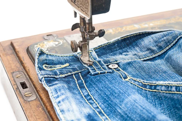 Parte della macchina da cucire e del panno jeans — Foto Stock