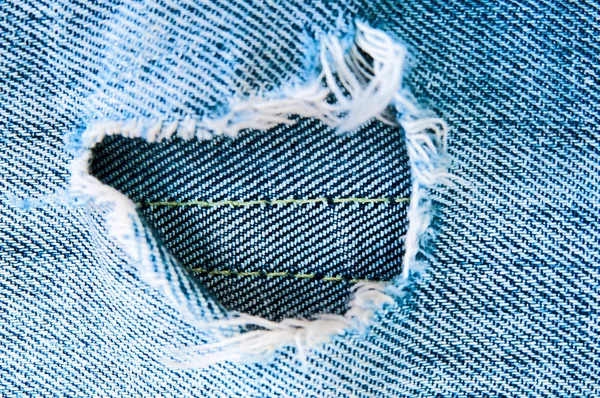 Blauwe gescheurde spijkerbroek — Stockfoto