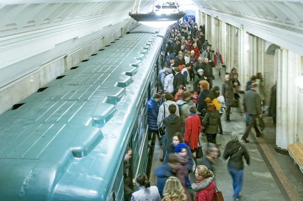 Пасажирів натовпу в станції метро — стокове фото