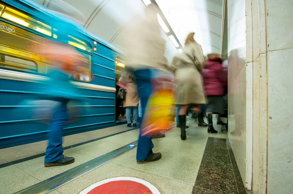 Поїзд і пасажирів на станції метро — стокове фото