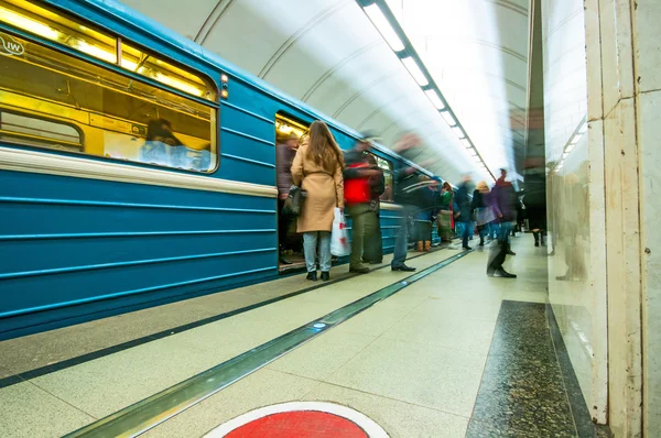Comboios e passageiros na estação de metro — Fotografia de Stock